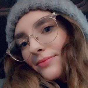 Meet your Posher, Caitlin